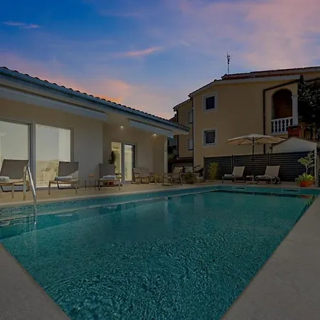 Karavella - With Heated Pool Villa Kastela