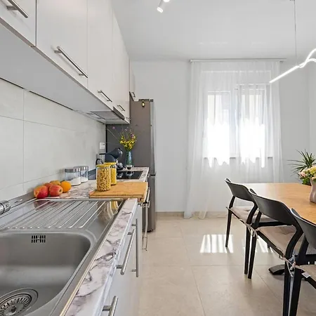 Karavella - With Heated Pool Vila *